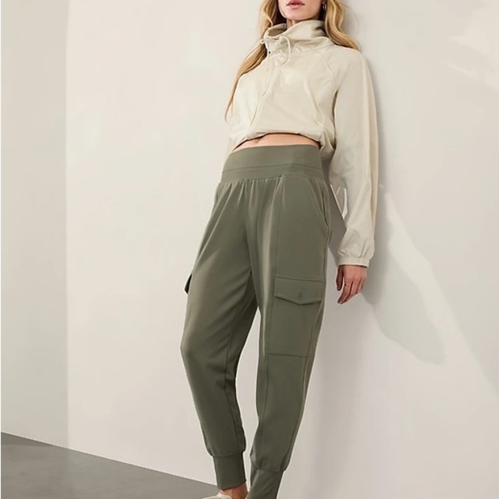 Athleta Venice High Rise Cargo Jogger – Moss (Size M) 🌿